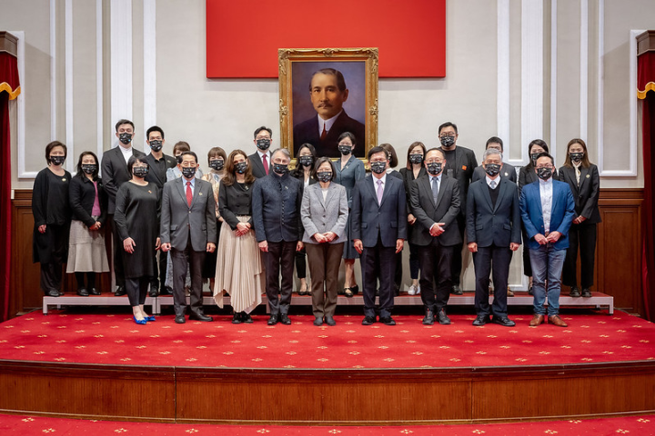 President Tsai takes a group photo with the guests.