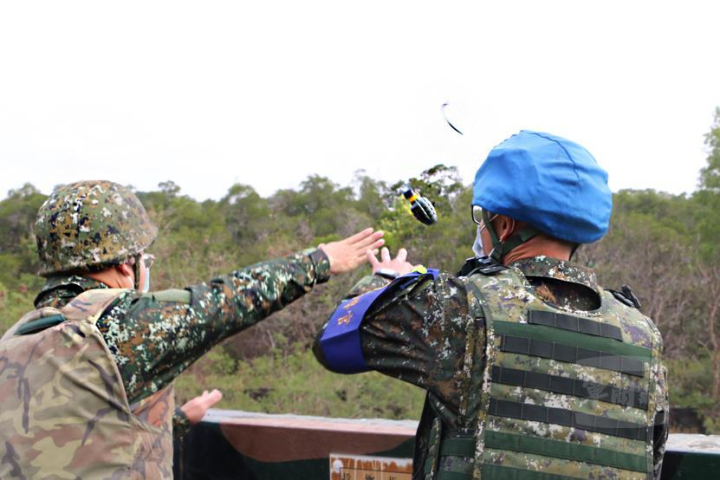陸軍步兵302旅志願役預備軍官班及志願士兵班隊實施手榴彈實彈投擲訓練。（陸軍第十軍團提供）
