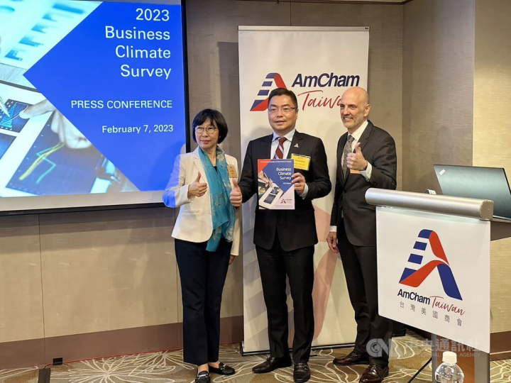 Outgoing AmCham in Taiwan President Andrew Wylegala (first right) and AmCham Chairman Vincent Shih (center) are seen in Tuesday's press conference. CNA photo Feb. 7, 2023