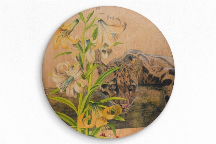 當代藝術團體悍圖社創立25年，透過「A Quarter — 悍圖社25年的時間向度」聯展在描繪悍圖社不同面貌。圖為參展藝術家楊茂林展出作品之一「花落春未盡．雲豹與百合 M2301」。（耿畫廊提供）