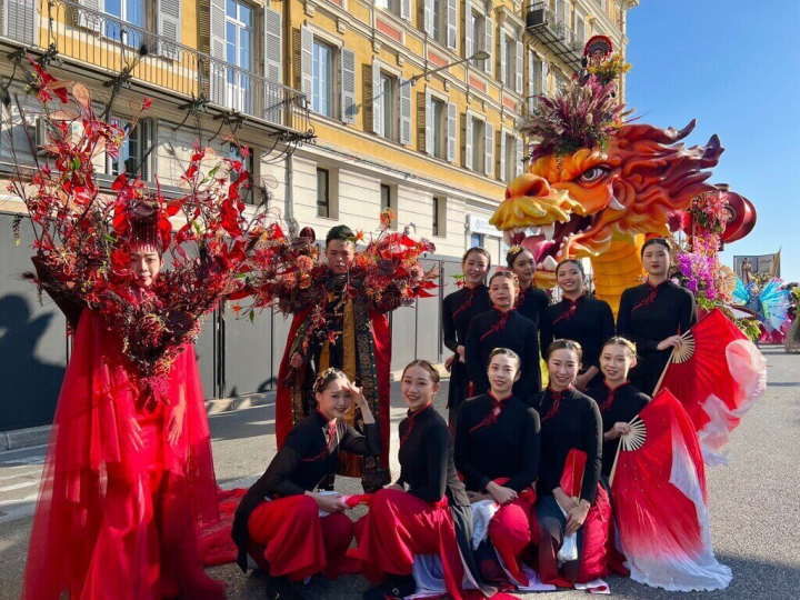 尼斯嘉年華中，鮮花遊行是重頭戲。亞洲盃花藝大賽冠軍得主李嘉偉利用鮮花設計媽祖（左1），以「火中鳳凰」具象化台灣人特性。左2則為設計師結合千里眼與順風耳形象所創的千順將軍。（台南應用科技大學提供）