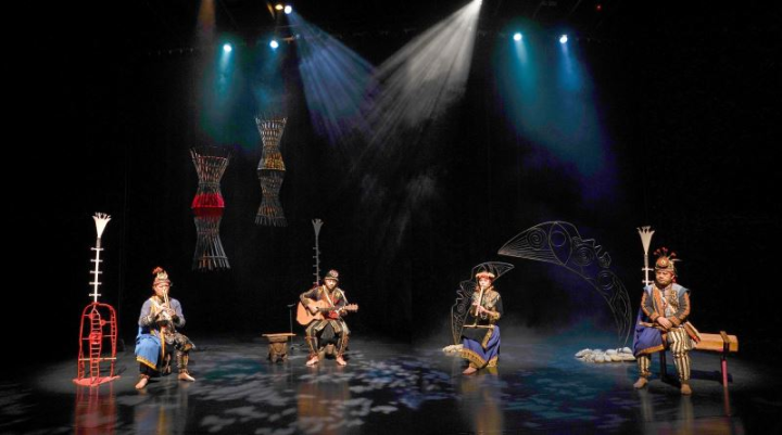 圖為【伊誕創藝視界企業社】演出排灣族口、鼻笛傳統樂曲，並使用部落藝術家們的工藝作品裝飾舞臺。