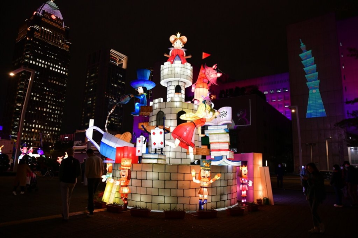 2023台灣燈會將於5日至19日正式登場，其中歡樂派對燈區將傳統民間故事與各國童話融合創作發想，包括愛麗絲夢遊仙境（圖）等豐富精彩內容。（交通部觀光局提供）