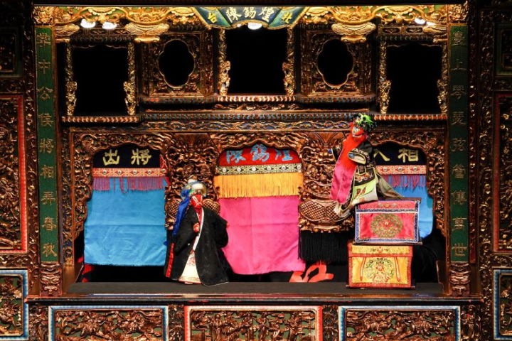 傳統掌中戲展現主演的口白功力及操偶技巧。圖為【陳錫煌傳統掌中劇團】演出〈趙匡胤打擂臺〉。