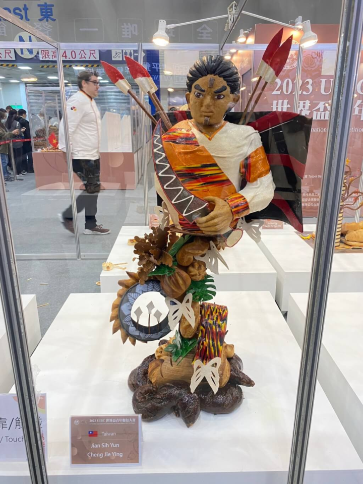 簡思昀、鄭捷穎製作出以賽德克族為主題的藝術麵包，奪下UIBC世界盃青年麵包大賽冠軍。（圖取自facebook.com/bakeryshow）