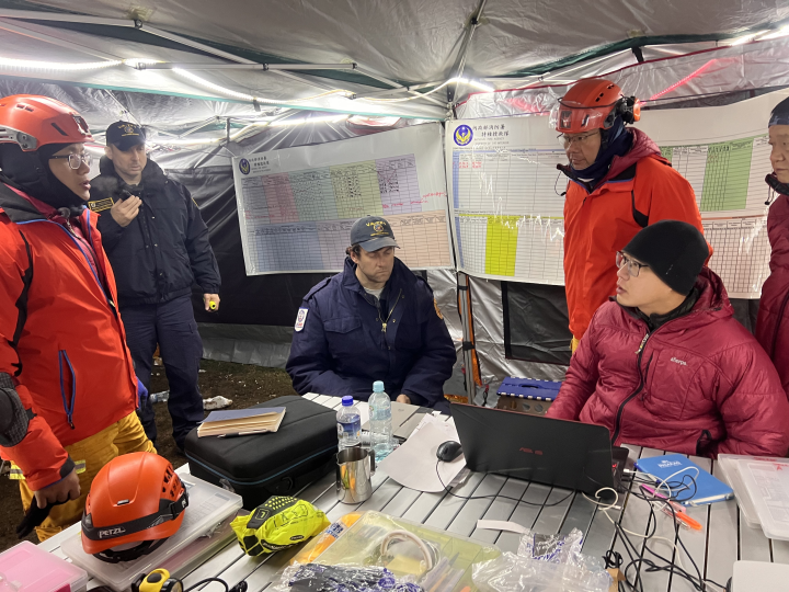 美國搜救隊(USA-01)已抵達土耳其阿德亞曼(Adiyaman)，原先代為負責分區協調的台灣搜救隊也將SCC1職責移交給美國，並進行資料分享和交接。(消防署提供)