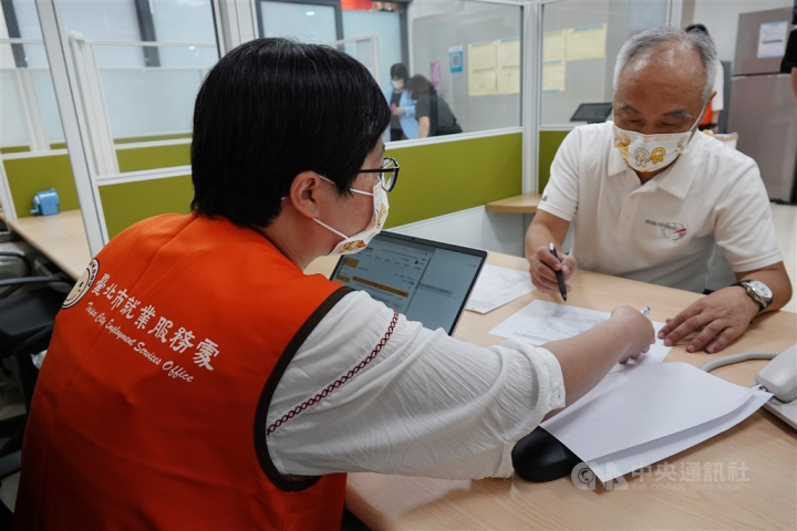 A man fills a form at an employment service office set up specifically for seniors by the Taipei City Government in Nangang District in 2021.