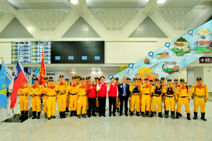 Interior Minister Lin Yu-chang and Foreign Minister Joseph Wu (center) see off a 40-member search and rescue team at Taiwan Taoyuan International Airport Monday night.