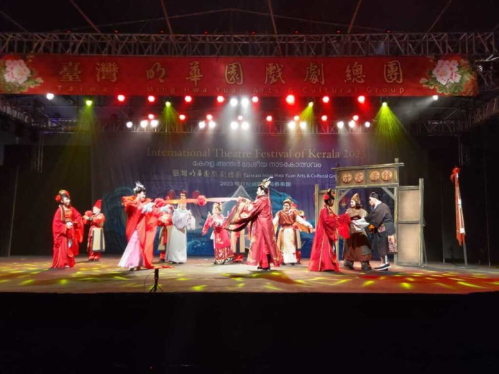 明華園戲劇總團應南印度克勒拉省政府邀請，參加5日至14日舉辦的「2023國際劇場藝術節」，6日晚上演出「鴛鴦槍」與「護國將軍」兩齣戲碼。（駐印度代表處提供）