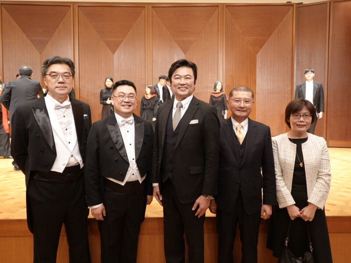 台北愛樂室內合唱團3日在東京三得利音樂廳演唱，是該團疫後首場海外巡演，指揮是古育仲（左2）。駐日代表處副代表李世丙（中）、台灣文化中心主任王淑芳（右1）受邀出席。