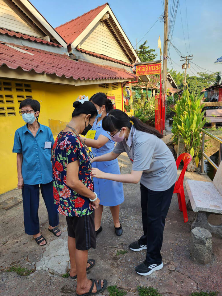 慈濟大學護理系重啟海外實習交流，18名學生赴泰國瑪希敦大學進行為期1個月的交流活動，分組在醫院實習，並前往社區進行衛教和健康檢查，也參與泰國慈濟分會每週一次的難民義診。（慈濟大學提供）