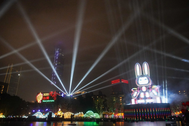 2023台灣燈會19日來到展期最後一天，美麗燈飾及精彩主燈秀皆要畫下句點，晚間國父紀念館展區人潮擁擠，民眾把握最後機會欣賞絢麗主燈秀。