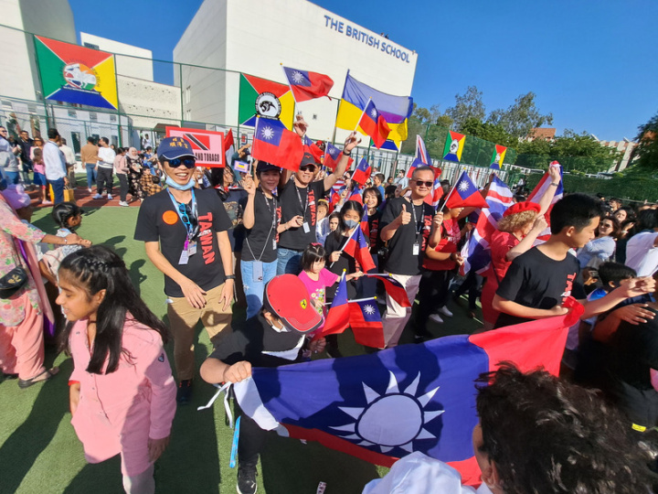 位於新德里的英國學校12日舉辦國際日園遊會，台灣家庭手持國旗參加遊行。