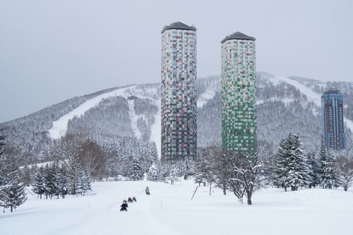看好赴日旅遊熱潮及高端旅遊商機，星宇航空攜手日本星野集團，共同推出星宇航空COSMILE會員專屬「星星相遇 北海道雪國之旅」。（星宇航空提供）