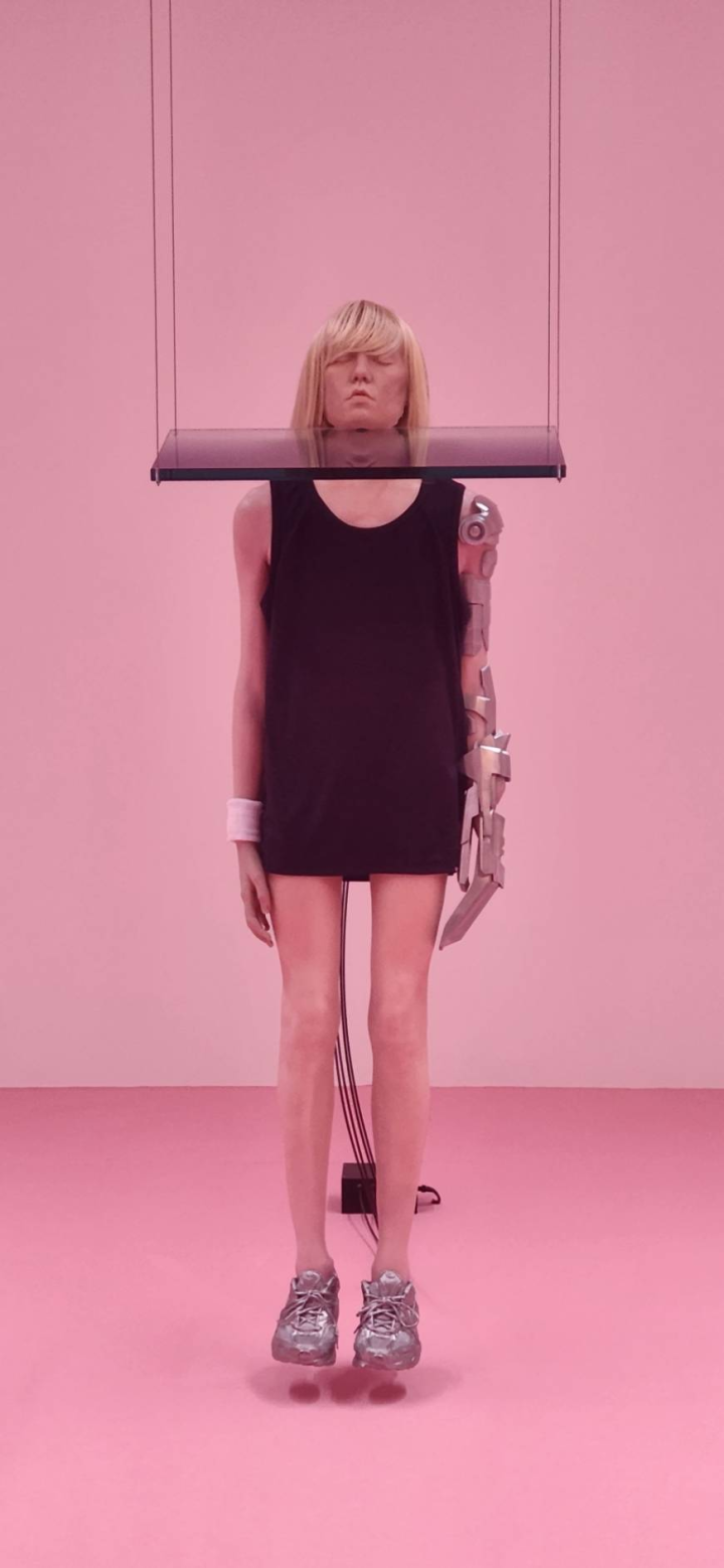 藝術家安德羅・韋庫亞（Andro Wekua）的〈無題〉，打造一個面無表情的彷如沈睡中的半機器人女孩，僅有有手指偶爾發出聲響，反思究竟是機器人像你我，還是你我更像機器人？(江昭倫 攝)