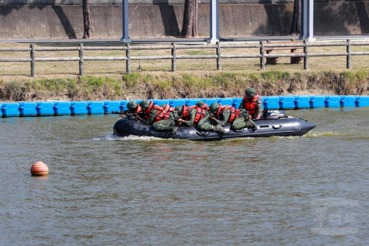 陸軍司令部於臉書公布工兵訓練中心「漕渡作業」訓練畫面。（取自陸軍司令部臉書）