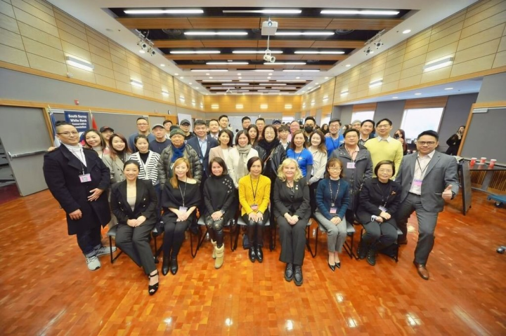 加拿大保守黨眾議員芬德雷（前排右4）蒞臨溫哥華「溫雇職薪- 就業博覽會」，她在現場演講中讚揚台灣企業主和移民對加拿大的貢獻。 （博覽會主辦單位提供）