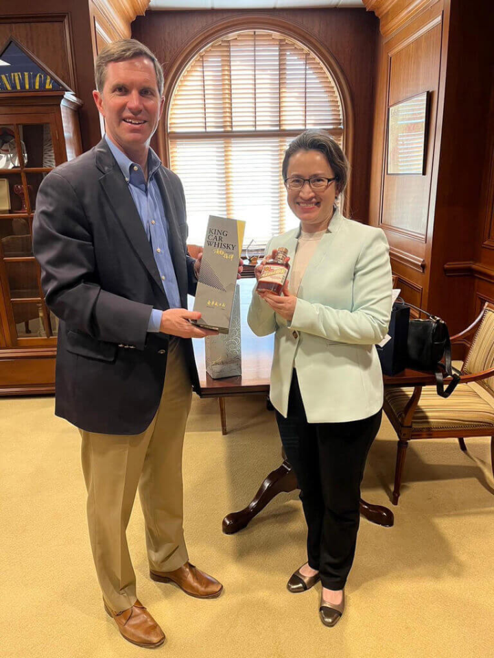 駐美代表蕭美琴（右）24日轄訪美國肯塔基州，與肯州民主黨籍州長貝希爾（左）會晤，就台美關係、台灣與肯州在電動車和威士忌產業的合作機會交換意見。（駐亞特蘭大辦事處提供）