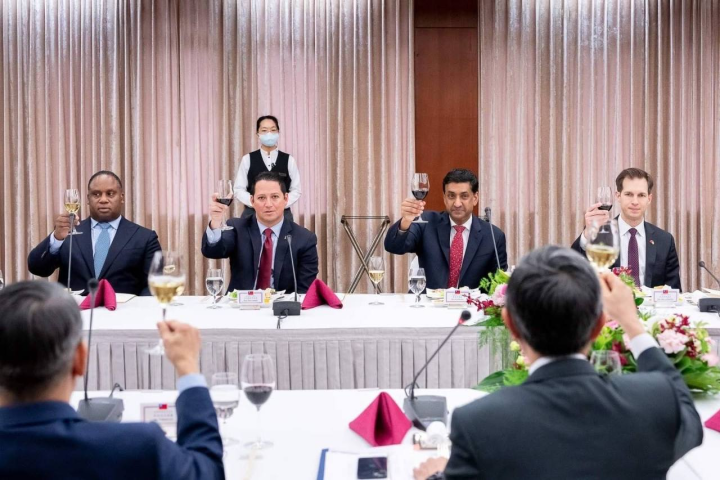 美國聯邦眾議員康納（Ro Khanna, D-CA）（右二）、岡薩雷斯眾議員（Tony Gonzales, R-TX）（左二）、歐清傑眾議員（Jake Auchincloss, D-MA）（右一）、傑克森眾議員（Jonathan Jackson, D-IL）（左一）。