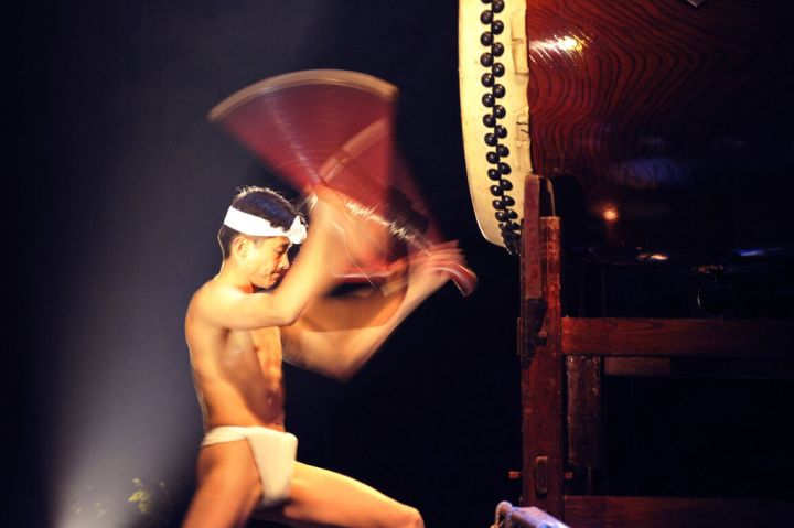 台灣國際打擊樂節將於5月登場，「元老級」成員日本鬼太鼓座將重返台灣，展現他們以全身力量擊鼓、凝縮大和精神的力與美。（擊樂文教基金會提供）