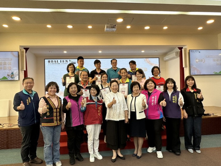 花蓮縣政府舉辦「休閒農業體驗活動金質獎」活動，選出10名優勝者，13日舉行頒獎典禮，縣長徐榛蔚（前中）及縣議員等出席，與得獎者合影。