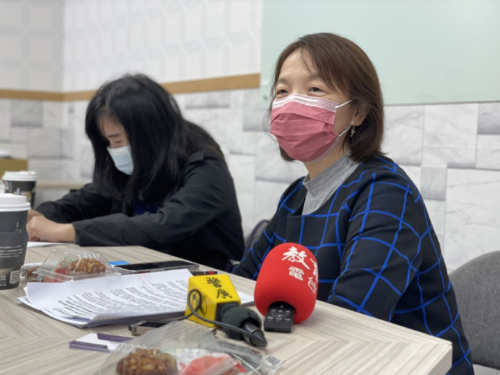 台灣師範大學3日召開記者會，教育學院院長田秀蘭（右）指出，「美國新聞與全球報導」最新發表的全球最佳大學排行榜，新增教育及教育研究學科，台師大名列全球第9。