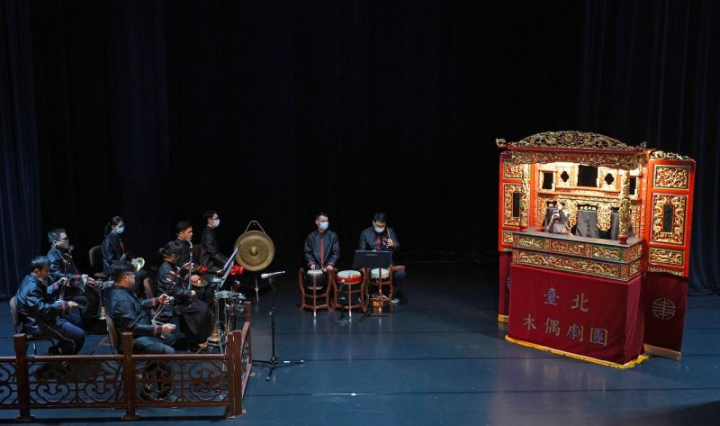 北管音樂以「排場」方式搭配布袋戲搬演，圖為【臺北木偶劇團】演出。