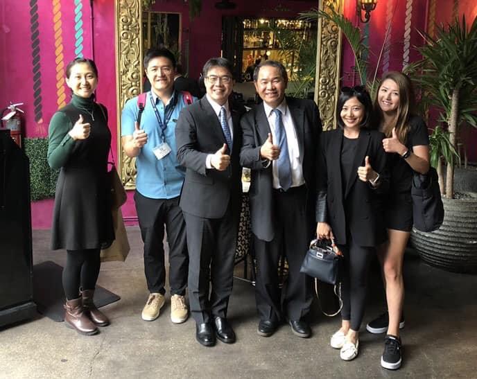 大合照：周處長（左3）、奎隆遊艇商業總監黃豊文（左2）、奎隆遊艇營運長黃鈞姵（右1）、媒體人劉姿麟（右2）、駐亞特蘭大辦事處經濟組陳新發組長（右3）。