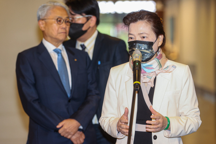 經濟部長王美花（右）9日出席2023台日九州經貿論壇，會前受訪時表示，經濟部很高興近期與日本半導體產業密切交流，只要案子成熟，或是有適當對外說明時間，經濟部就會與外界報告。