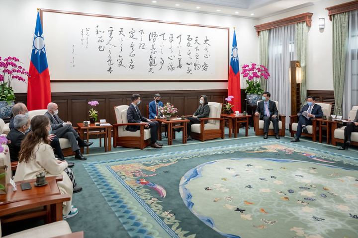 President Tsai exchanges views with Co-president of the Switzerland-Taiwan Parliamentary Friendship Group of the Swiss Federal Assembly Fabian Molina.