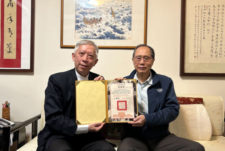 梁永斐館長(左)致贈史博館感謝狀予林柏亭教授