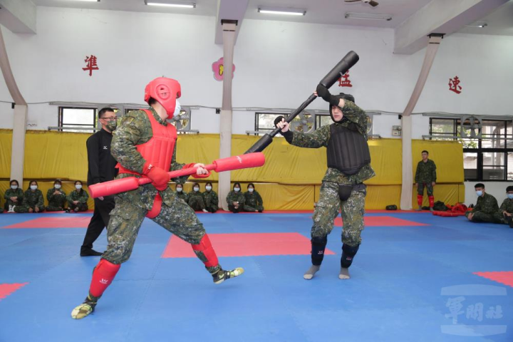 參加憲兵戰技體驗營的學子進行格鬥棒體驗。