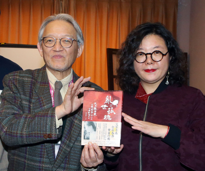香港作家鄧小樺（右）在台成立二〇四六出版社，2日於台北舉行開張宣告記者會，並介紹首本出版物為作家周蜜蜜的「亂世孤魂：我與羅海星，從惠吉西二坊二號到唐寧街十號」。左為讀書共和國出版集團創辦人暨社長郭重興。