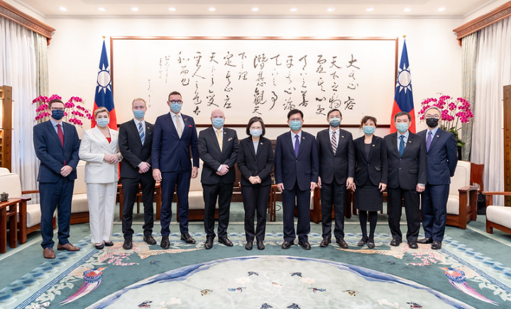 President Tsai takes a group photo with the Finnish parliamentary delegation.