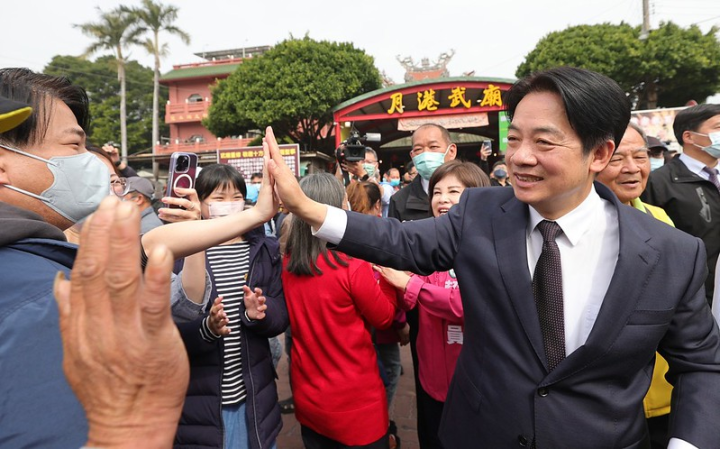 賴清德副總統5日上午前往「台南鹽水武廟」參香祈福，並發送兔年新春福袋向民眾拜年