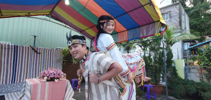 太魯閣族傳統婚禮儀式中，新郎要以木製揹架揹新娘進場，花蓮秀林鄉富世村可樂部落11日舉辦一場傳統婚禮，新郎尤黃柏碩（左）以Paga「巴卡」揹著新娘林怡妏（右）進場。（民眾提供）