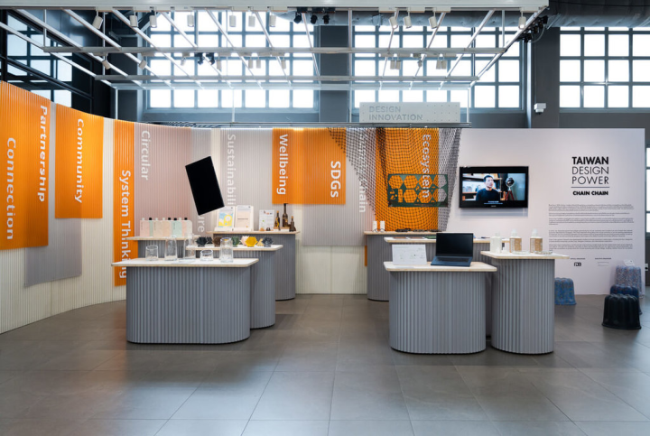 首頁 / 文化 泰國曼谷設計週 台灣9品牌秀循環經濟理念 2023/2/6 18:38（2/6 20:21 更新） 台灣設計研究院參與泰國曼谷設計週，策展人曾熙凱以Chain Chain為題，選集9個設計品牌展現台灣設計力，並運用產業鏈關係隱喻台灣與世界的鏈結。（台灣設計研究院提供）