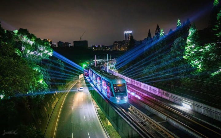 新北捷運公司2022年慶祝淡海輕軌通車3年，與日本九州JR跨國推出全台首見「光之所向」光影列車秀，獲「2022行銷傳播傑出貢獻獎」的年度傑出Campaign獎銀獎。（新北捷運公司提供）
