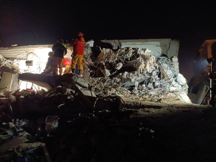 土耳其強震死傷慘重，台北市搜救隊於當地時間8日晚間成功救出1名受困女性。消防署表示，同日深夜再發現1名受困者的敲擊聲，正準備碎石機破壞、救援。（消防署提供）