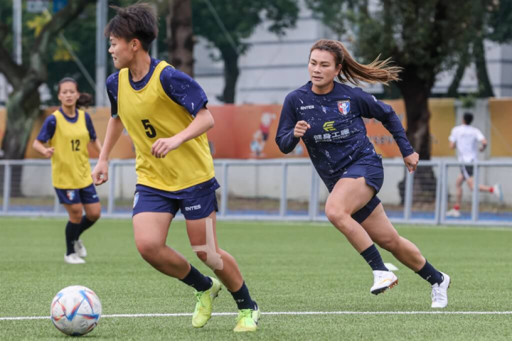 從亞洲盃到世界盃「10搶3」洲際附加賽，35歲王湘惠（右）連續扛起隊長重任，她強調，現階段唯一目標就是希望能踢世界盃，之後再去思考國家隊退役的事。