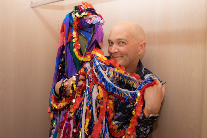 美國表演藝術家泰勒．馬克（Taylor Mac）將為台灣觀眾帶來歌舞秀「Judy秀：美可敵國」，24日起在台北國家戲劇院華麗登場，帶來高度沉浸式、極富娛樂效果的演出。