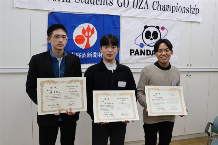 Taiwanese Chen Yen-ru (left), South Korean Kim Seungwon (center), and Japanese player Kawaguchi Tsubasa, who respectively finishes third, first, and second at the World Students GO OZA Championship, take a group picture in Tokyo Wednesday. Photo courtesy of HaiFong Go Association
