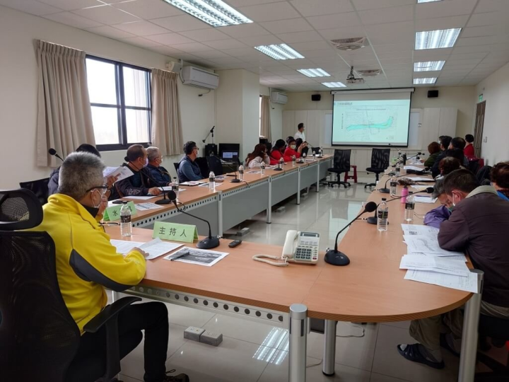 屏東縣政府為改善內埔鄉龍頸溪颱風暴雨來臨時易淹水問題，並塑造優質水岸生態環境綠廊，向中央爭取新台幣6000萬改善工程經費。目前經費確認到位，正在進行工程預備，也與地方進行說明討論，預計3月初動工。（屏東縣政府提供）