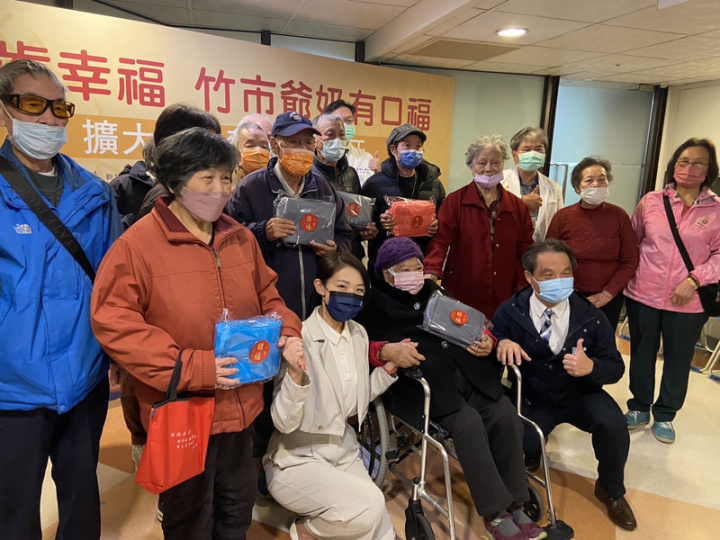 新竹市政府18日舉辦「擴大補助全口活動假牙」記者會，新竹市長高虹安（前右3）表示，今年起放寬全口活動假牙補助條件，符合資格者每人補助最高新台幣6萬元，估計將增加300人受惠。