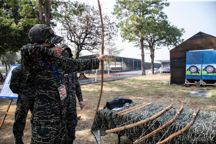 學員親身體驗無聲的武器課程。