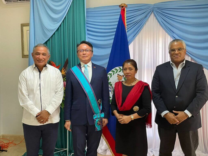 駐貝里斯大使錢冠州（左2）10日於總督府接受貝里斯總督察芙拉（右2）頒贈「卓越勳章」，貝國總理布里仙紐（左1）、貝國外長柯特尼（右1）出席觀禮並致賀。（駐貝里斯大使館提供）