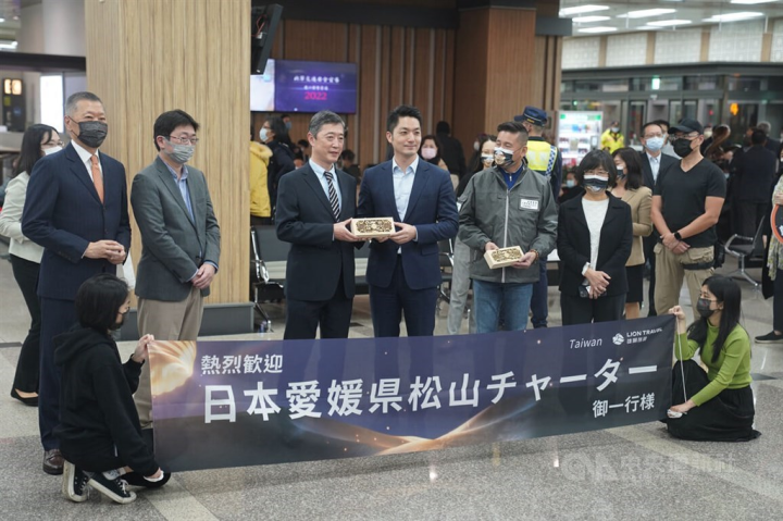 Taipei Mayor Chiang Wan-an (second row, fourth left) and Japanese officials who arrived on Saturday pose for photos at Taipei Songshan Airport. CNA photo Feb. 4, 2023