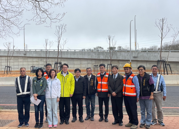 內政部長林右昌(左5)、營建署長吳欣修(左6)、立委林靜儀(左4)與「中科西南向聯外道路」工程團隊合影