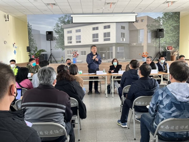 對於許多申請特定工廠登記中的廠商，面臨聘僱外勞及延聘等問題，立法院副院長蔡其昌（立者）20日邀集相關單位舉行協調會，盼讓廠商能直接向行政機關表達心聲及詢問相關問題。（蔡其昌服務處提供）