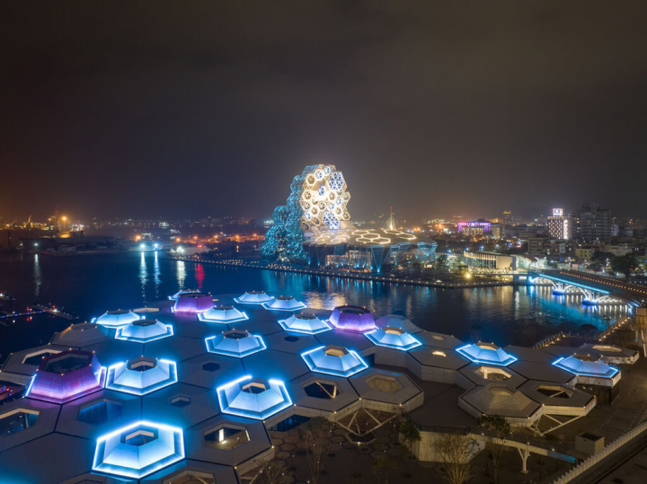 土耳其及敘利亞接壤地區發生強震，死傷慘重，高雄愛河沿岸8日晚間點上土耳其藍色燈光，為土耳其祈求平安。（高雄市政府提供）